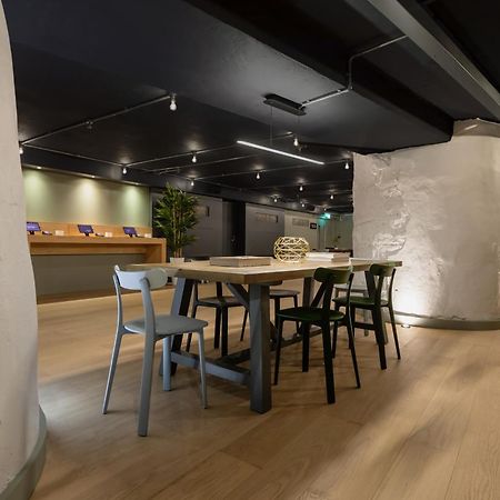 Zedwell Underground Hotel Tottenham Court Rd Лондон Екстериор снимка