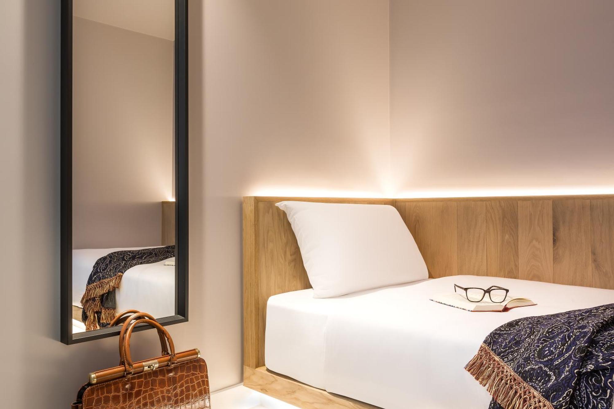Zedwell Underground Hotel Tottenham Court Rd Лондон Екстериор снимка