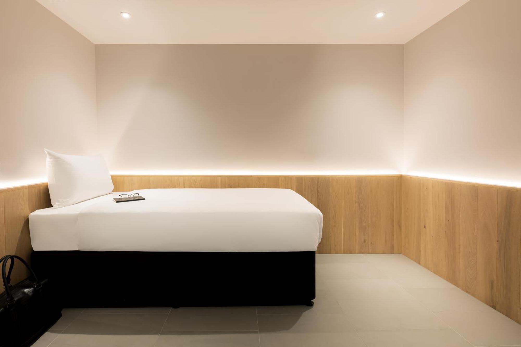Zedwell Underground Hotel Tottenham Court Rd Лондон Екстериор снимка