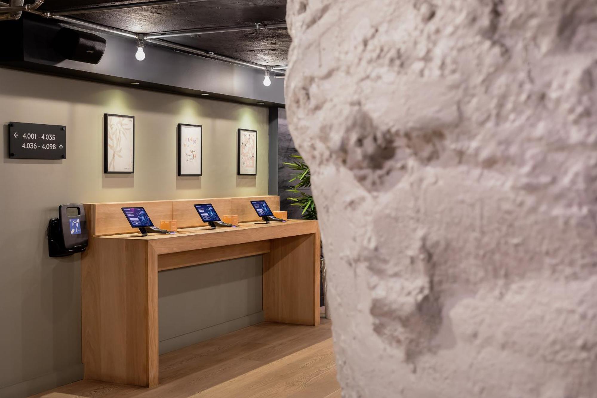 Zedwell Underground Hotel Tottenham Court Rd Лондон Екстериор снимка